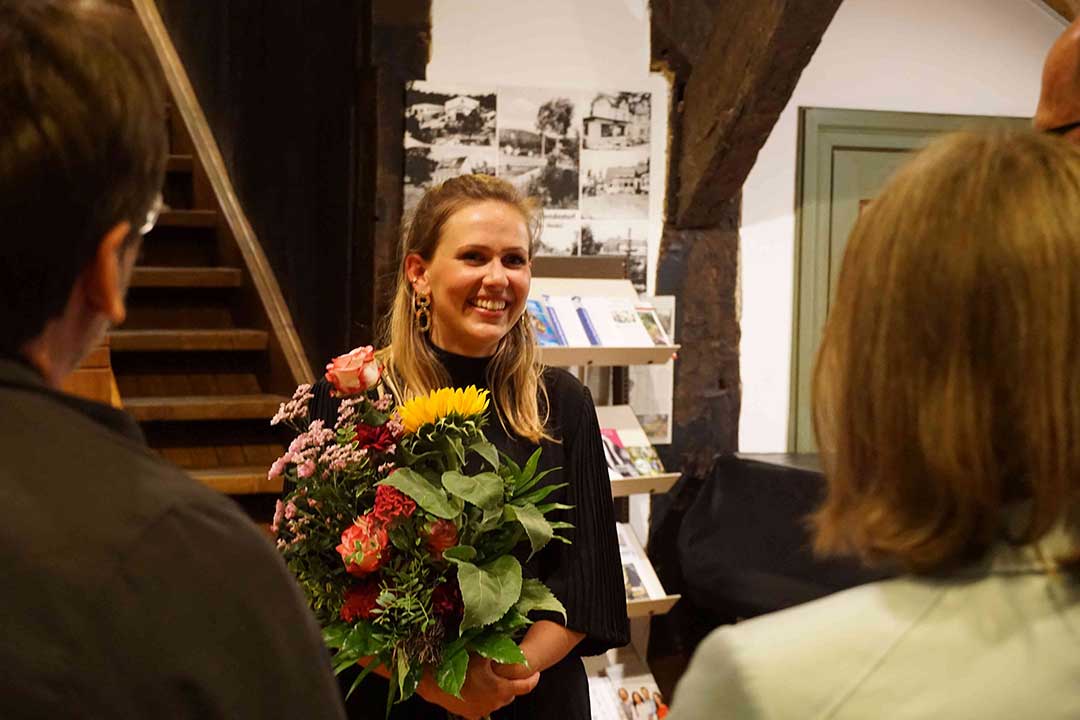 Annika Treutler mit Blumen