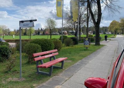 Unsere Mitfahrerbank steht vor EDEKA Dahlinger