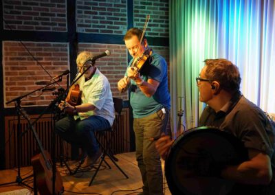 Larry Mathews spielt Geige