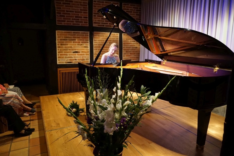 Annika Treutler am Flügel