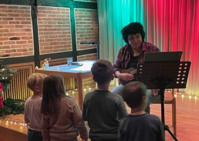 Vorweihnachtliche Lesung und Mitmachlieder