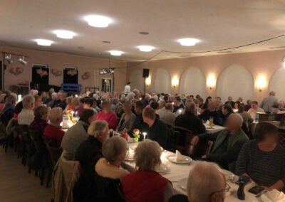 Voller Saal im ”Der-Harmstorfer' beim Plattdeutschen Abend mit den Steenbeekern