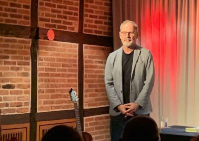 Beckmann auf der Bühne des Makens Huus