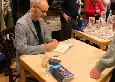 Beckmann signiert seine Bücher