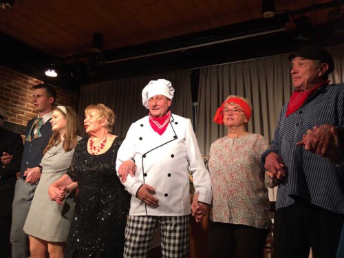 Das Ensemble mit Gästen bei Krimi un Koken