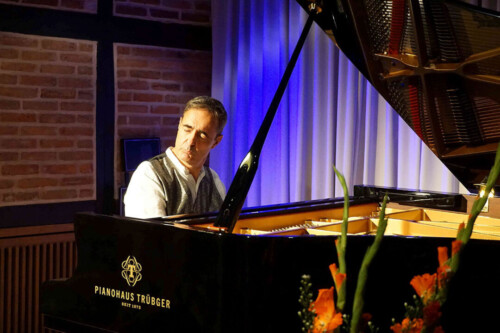 Paul Gulda spielt versunken.