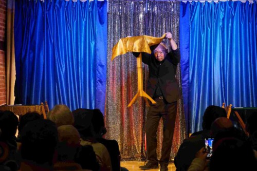 Kim mit fliegendem Tisch bei A-Magic