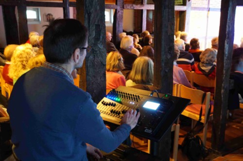 Saal im Makens Huus aus der Technik gesehen