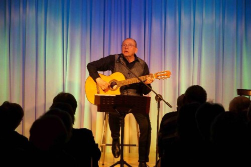 Dr Matthias Schlicht spielt Gitarre