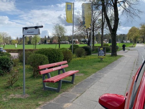 Unsere Mitfahrerbank steht vor EDEKA Dahlinger