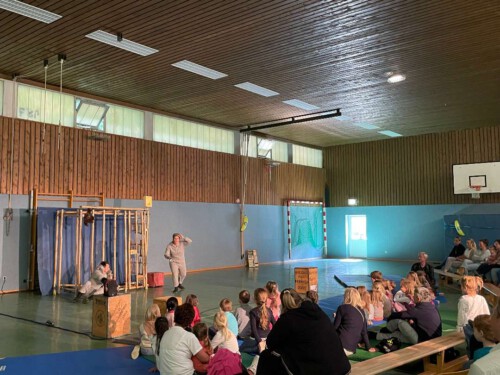 Publikum beim Theater für Kinder.Gute Nacht Gorilla