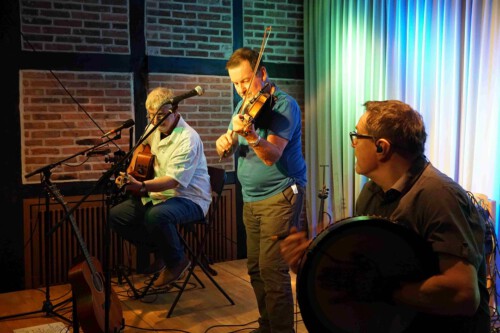 Larry Mathews spielt Geige