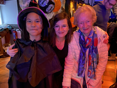 Helferin Sabine mit Vorstandsmitglied Sigrid und einer kleinen Hexe