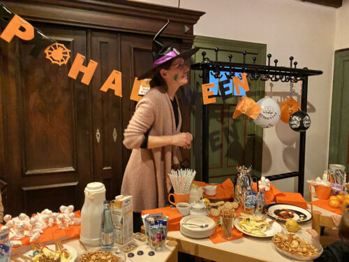 Organisatorin Anja an unserem gruseligen Buffet