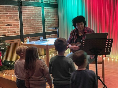 Vorweihnachtliche Lesung und Mitmachlieder