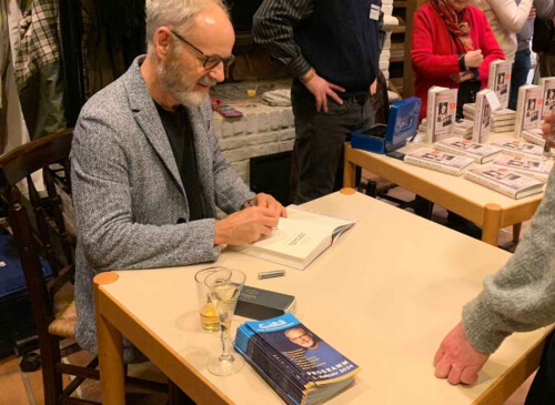 Beckmann signiert seine Bücher